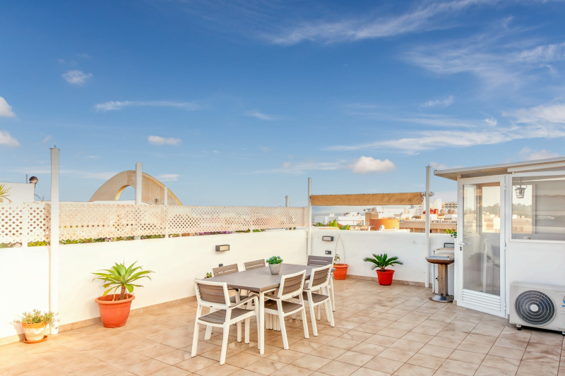 <p>Fully Renovated Penthouse with Private Rooftop Terrace and Sea Views in Santa Eulalia</p>