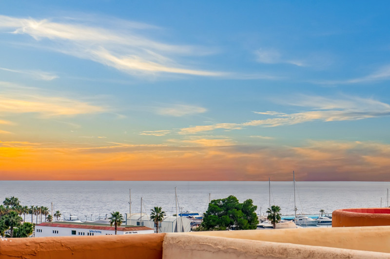 <p>Fully Renovated Penthouse with Private Rooftop Terrace and Sea Views in Santa Eulalia</p>