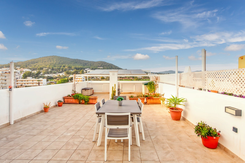 <p>Fully Renovated Penthouse with Private Rooftop Terrace and Sea Views in Santa Eulalia</p>