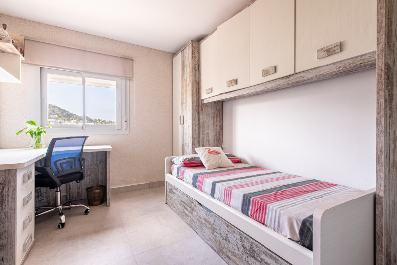 <p>Fully Renovated Penthouse with Private Rooftop Terrace and Sea Views in Santa Eulalia</p>