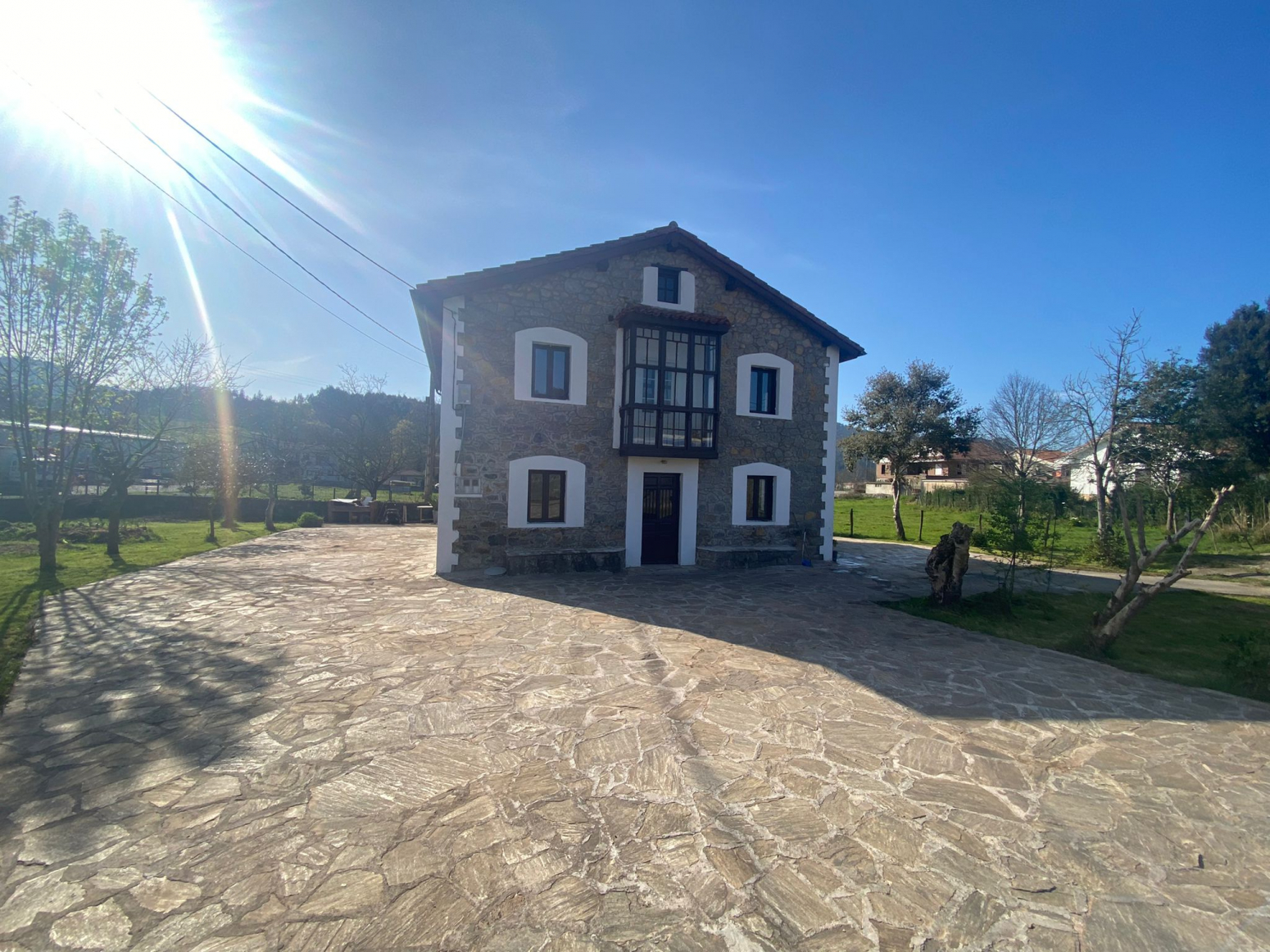 Casa de Piedra, en Solórzano, a 37 kms de Santander.