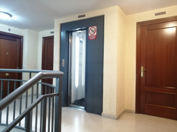 portal de entrada con detalle de ascensor
