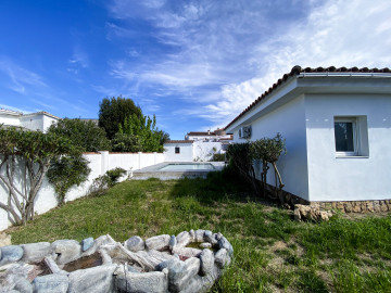 Jardín con acceso piscina 