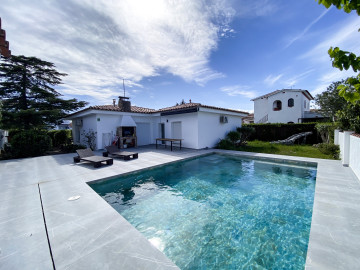 Piscina con jardín