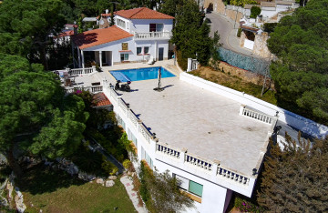 Casa con piscina y terraza