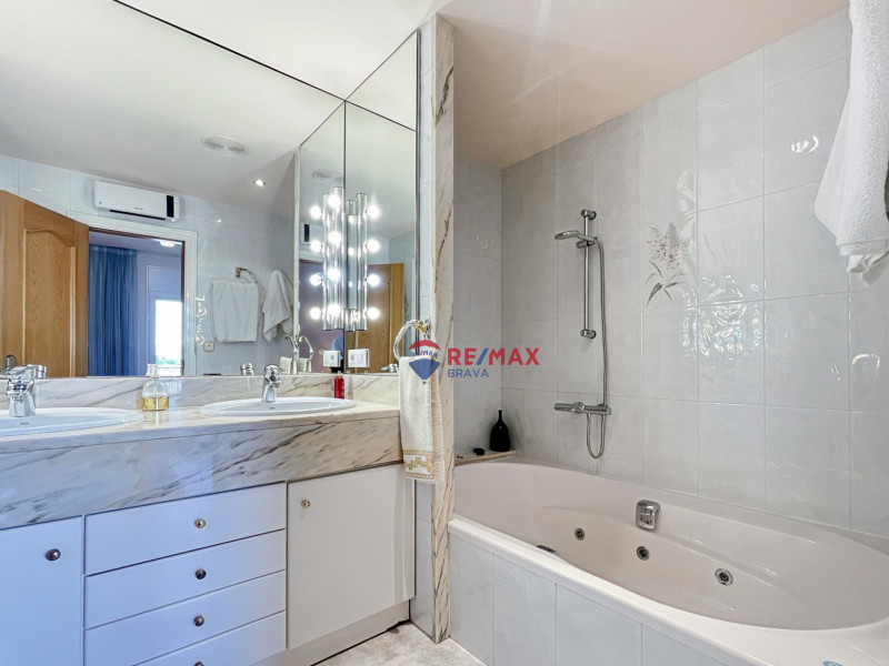 <p>Villa with 4 bedrooms, located in a quiet urbanization in Roses</p>
