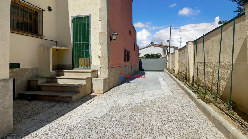 <p>Villa with 4 bedrooms, located in a quiet urbanization in Roses</p>
