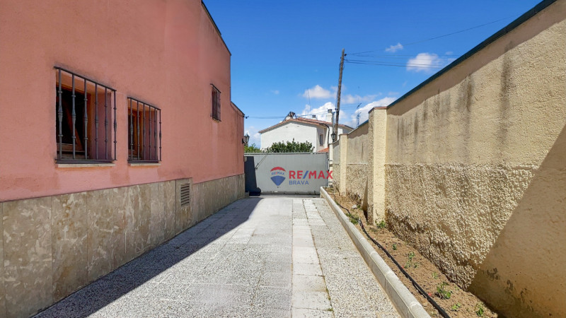 <p>Villa with 4 bedrooms, located in a quiet urbanization in Roses</p>