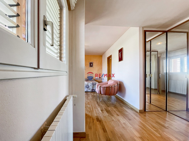 <p>Villa with 4 bedrooms, located in a quiet urbanization in Roses</p>