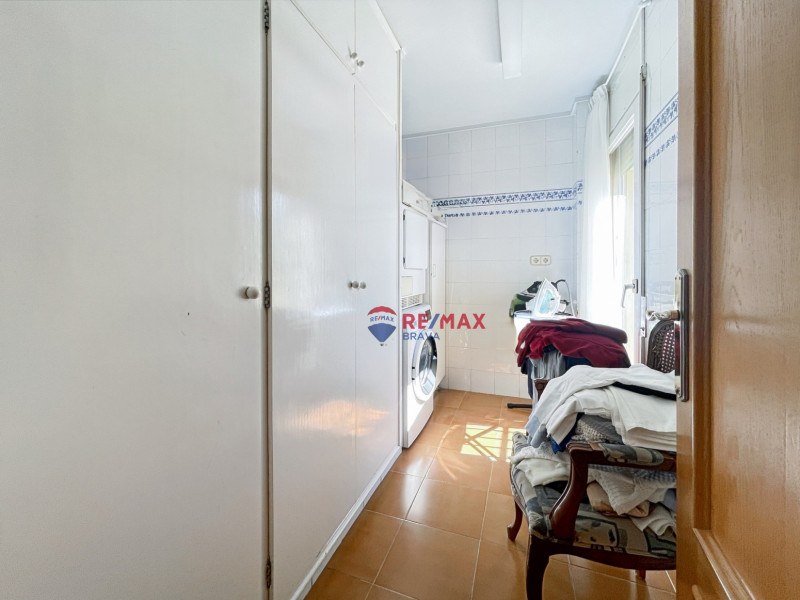 <p>Villa with 4 bedrooms, located in a quiet urbanization in Roses</p>
