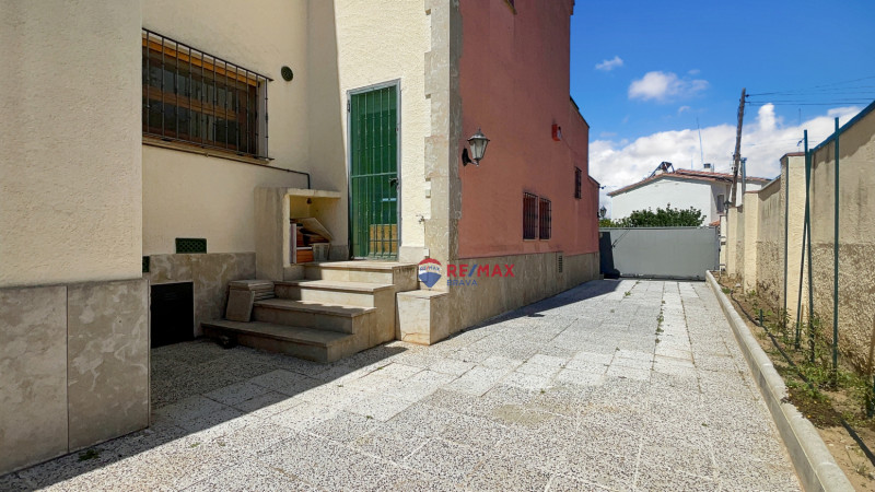 <p>Villa with 4 bedrooms, located in a quiet urbanization in Roses</p>
