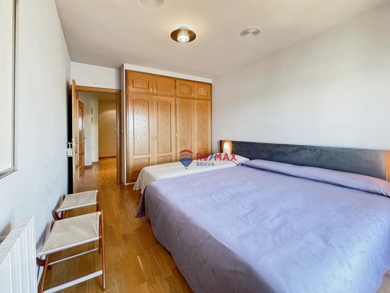 <p>Villa with 4 bedrooms, located in a quiet urbanization in Roses</p>