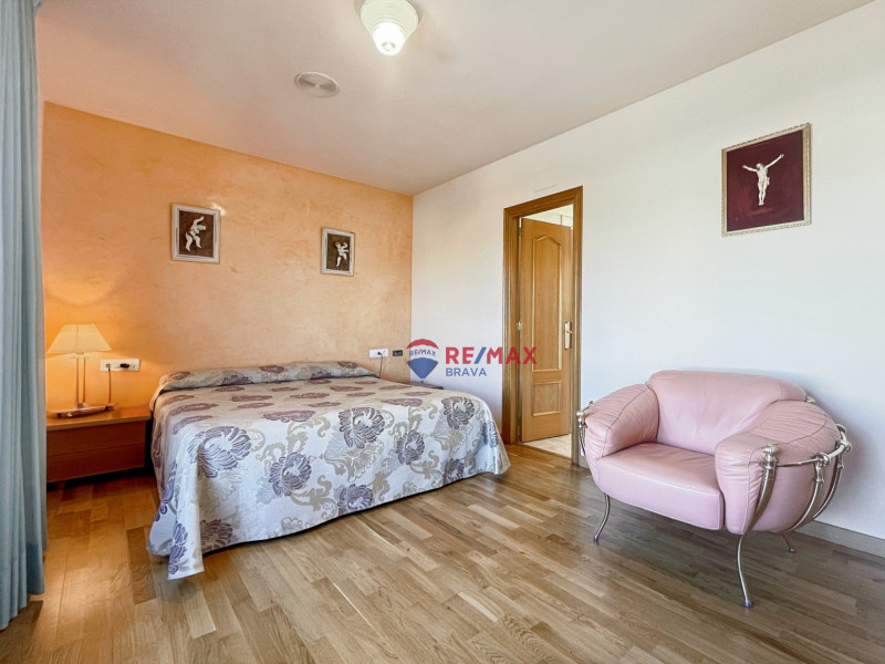 <p>Villa with 4 bedrooms, located in a quiet urbanization in Roses</p>