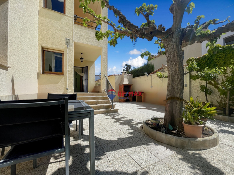 <p>Villa with 4 bedrooms, located in a quiet urbanization in Roses</p>
