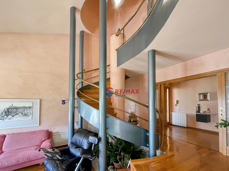 <p>Villa with 4 bedrooms, located in a quiet urbanization in Roses</p>