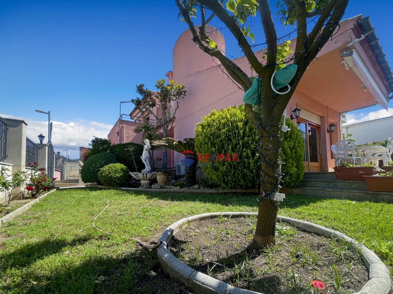 <p>Villa with 4 bedrooms, located in a quiet urbanization in Roses</p>