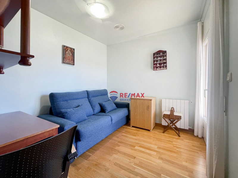 <p>Villa with 4 bedrooms, located in a quiet urbanization in Roses</p>