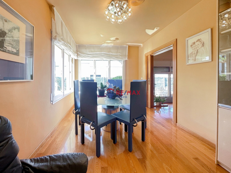 <p>Villa with 4 bedrooms, located in a quiet urbanization in Roses</p>