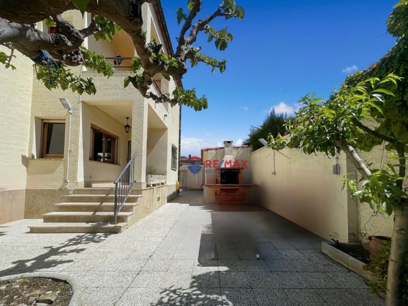<p>Villa with 4 bedrooms, located in a quiet urbanization in Roses</p>
