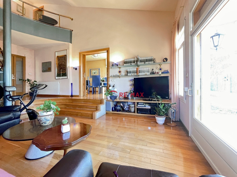 <p>Villa with 4 bedrooms, located in a quiet urbanization in Roses</p>