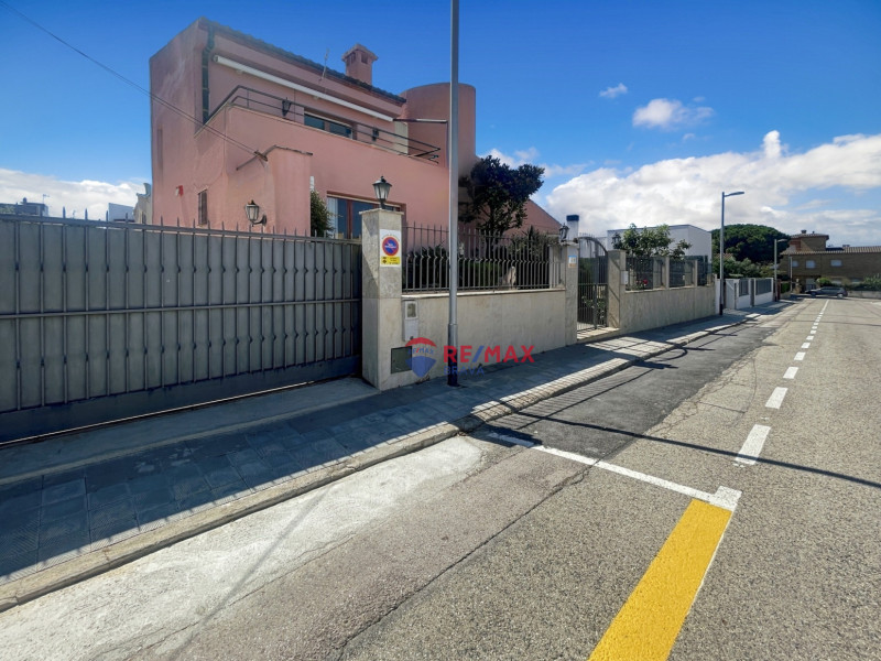<p>Villa with 4 bedrooms, located in a quiet urbanization in Roses</p>