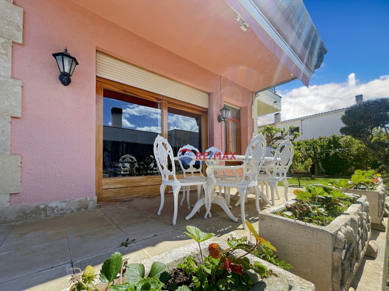 <p>Villa with 4 bedrooms, located in a quiet urbanization in Roses</p>