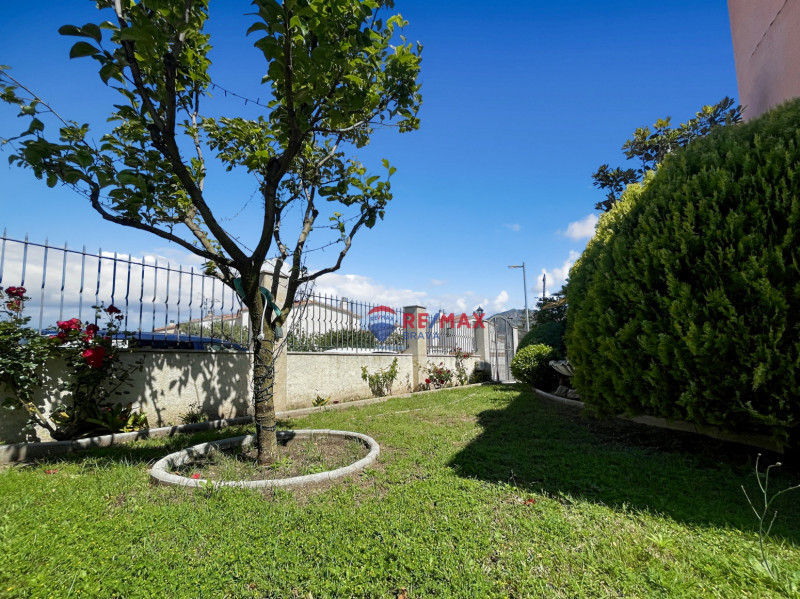 <p>Villa with 4 bedrooms, located in a quiet urbanization in Roses</p>