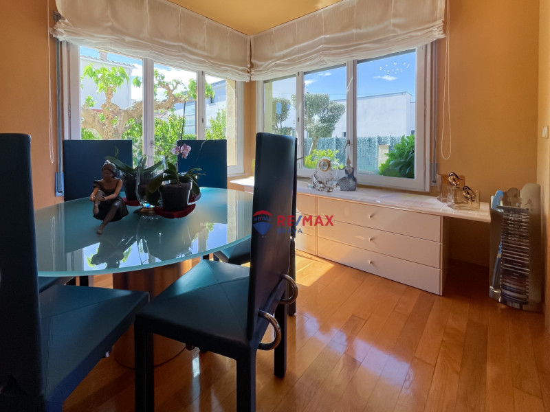 <p>Villa with 4 bedrooms, located in a quiet urbanization in Roses</p>