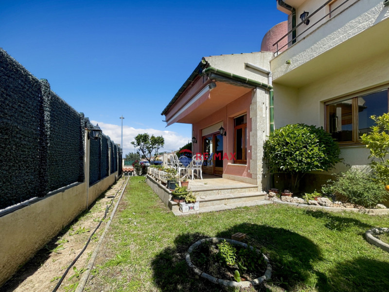 <p>Villa with 4 bedrooms, located in a quiet urbanization in Roses</p>