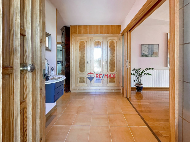 <p>Villa with 4 bedrooms, located in a quiet urbanization in Roses</p>