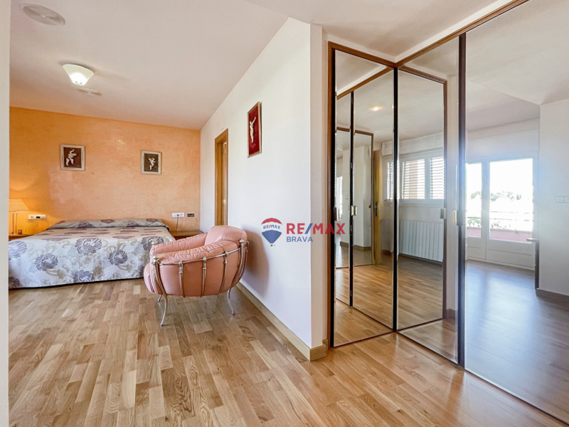 <p>Villa with 4 bedrooms, located in a quiet urbanization in Roses</p>