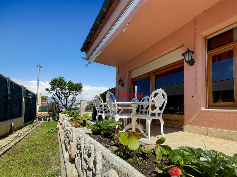 <p>Villa with 4 bedrooms, located in a quiet urbanization in Roses</p>