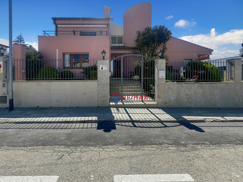 <p>Villa with 4 bedrooms, located in a quiet urbanization in Roses</p>