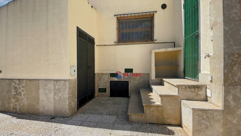 <p>Villa with 4 bedrooms, located in a quiet urbanization in Roses</p>