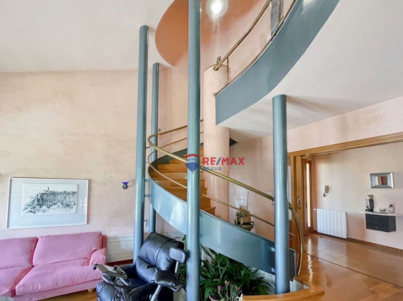 <p>Villa with 4 bedrooms, located in a quiet urbanization in Roses</p>