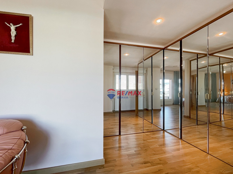 <p>Villa with 4 bedrooms, located in a quiet urbanization in Roses</p>