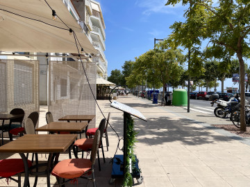 Comedor exterior con vistas al mar