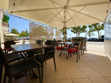 Comedor exterior con vistas al mar