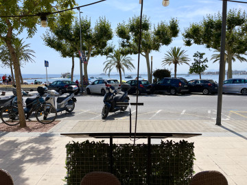 Comedor exterior con vistas al mar