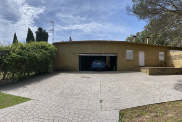 ESTACIONAMIENTO TECHADO Y CUARTO DE MAQUINAS 