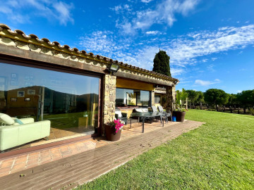 ACCESO DEL JARDIN A SALON Y TERRAZA