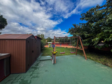 Jardín con zona infantil