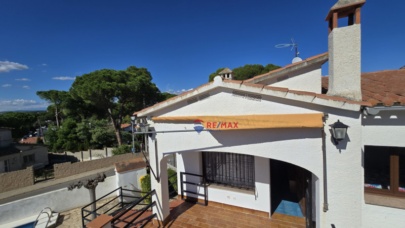 <p>House divided into two homes with swimming pool and garages, ideal for families or investment, near Cala Montgó, L escala</p>