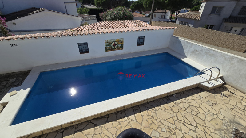 <p>House divided into two homes with swimming pool and garages, ideal for families or investment, near Cala Montgó, L escala</p>