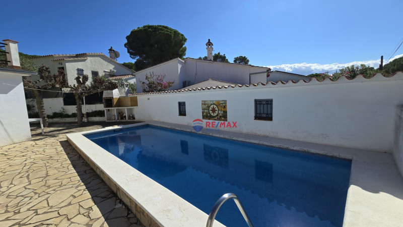 <p>House divided into two homes with swimming pool and garages, ideal for families or investment, near Cala Montgó, L escala</p>