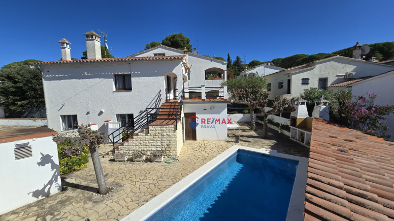 <p>House divided into two homes with swimming pool and garages, ideal for families or investment, near Cala Montgó, L escala</p>