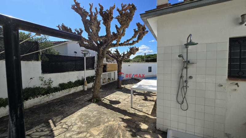 <p>House divided into two homes with swimming pool and garages, ideal for families or investment, near Cala Montgó, L escala</p>