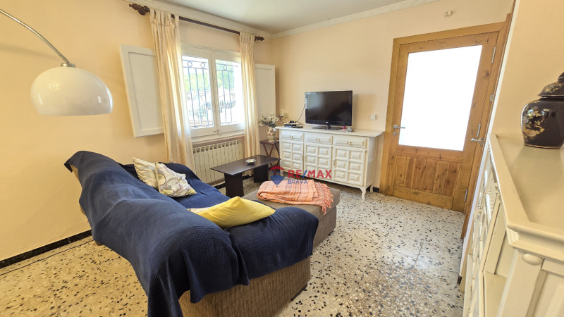 <p>House divided into two homes with swimming pool and garages, ideal for families or investment, near Cala Montgó, L escala</p>