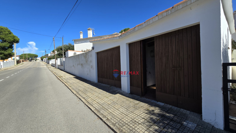 <p>House divided into two homes with swimming pool and garages, ideal for families or investment, near Cala Montgó, L escala</p>