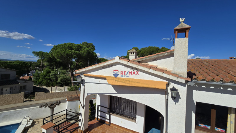 <p>House divided into two homes with swimming pool and garages, ideal for families or investment, near Cala Montgó, L escala</p>